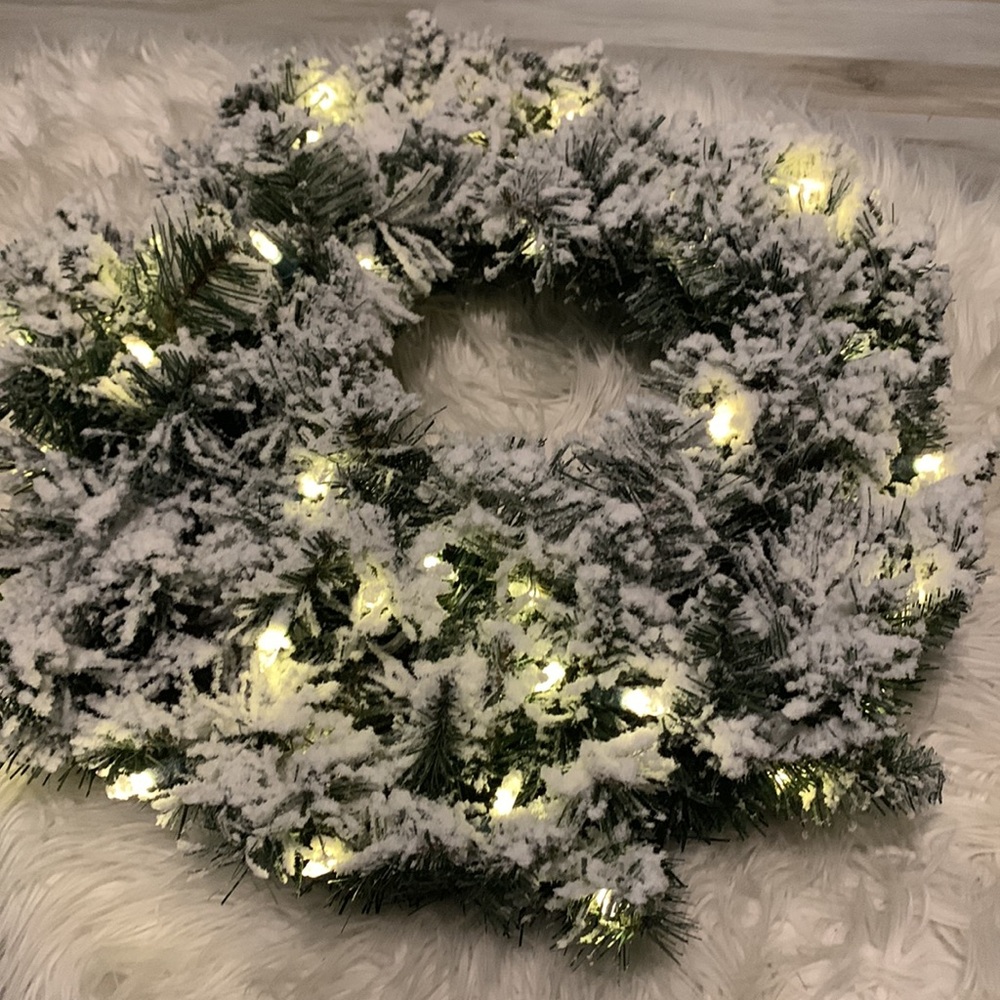 “Starry Glow” 24-in snowy wreath in warm white LED lights (battery-run)